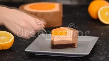 吃橘子巧克力慕斯蛋糕的女人特写。